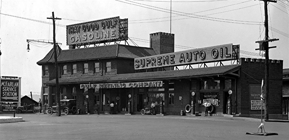 The Gulf Gas Station at Bigelow
and the Bloomfield Bridge - July 1921.