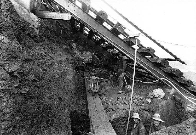 Crews working on the foundation of
the Monongahela Incline in 1926.