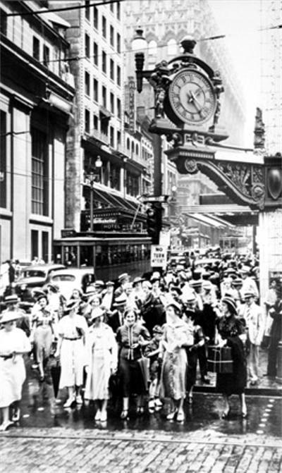 The Kaufmann's Clock in the 1940s
