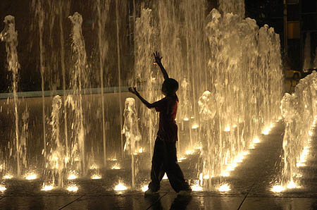 A young visitor silohouetted in the
light of the Dancing Fountains - 2007.