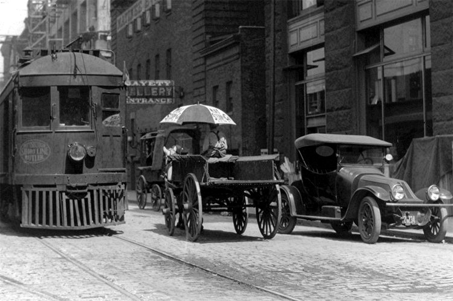 Vehicles on Sixth Street in 1917.