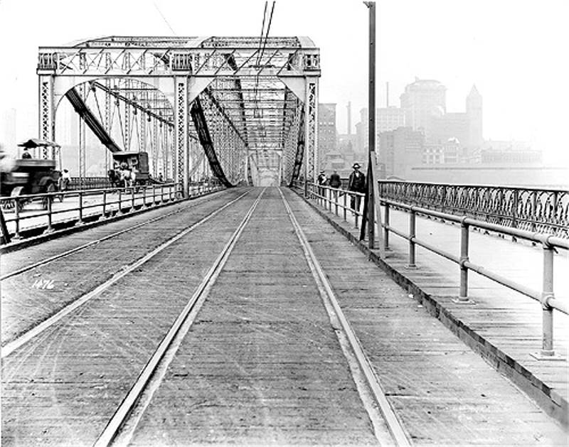 The Smithfield Street Bridge in 1912 after
the widening of the upstream traffic lane.