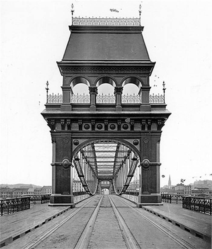 Smithfield Street Bridge in the mid-1880s.
when it was only a one section span with
a single trolley line running the center.
