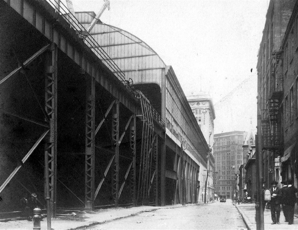 Wabash elevated platform and terminal
building along Ferry Street in 1908.