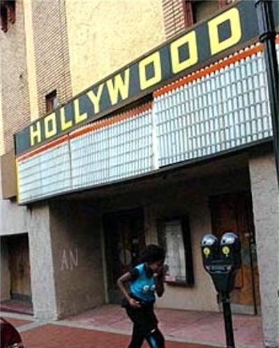 The Hollywood Theatre was closed
from 1998 to 2007.