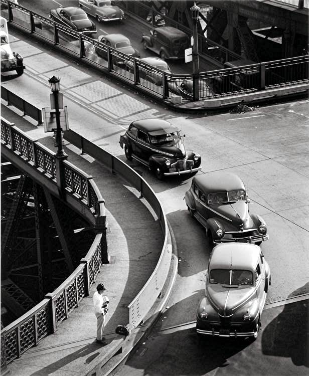 Cars turn off Liberty Bridge onto
the Boulevard of the Allies - 1951.