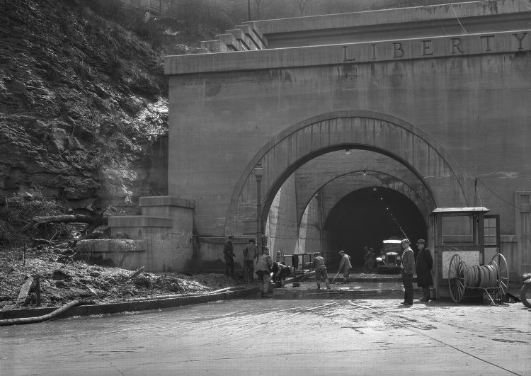Crews clean up after a mudslide at the
exit to the inbound North Portal - 1933.