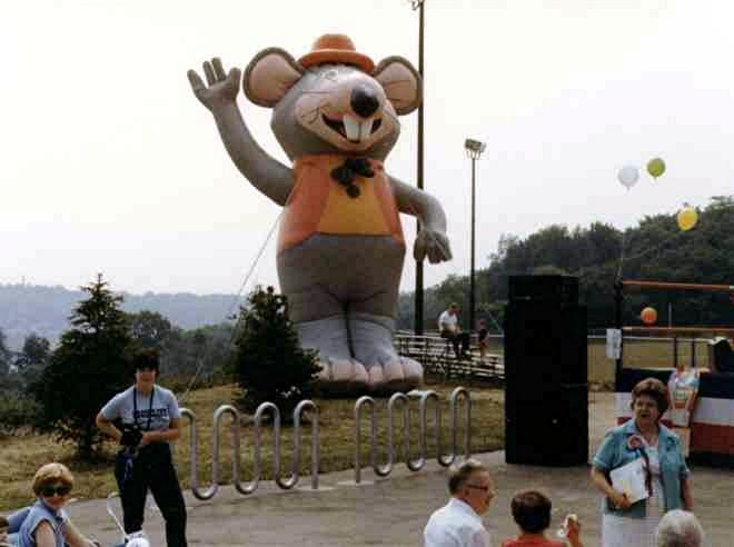 Picture of
 Chuck E Cheese float.