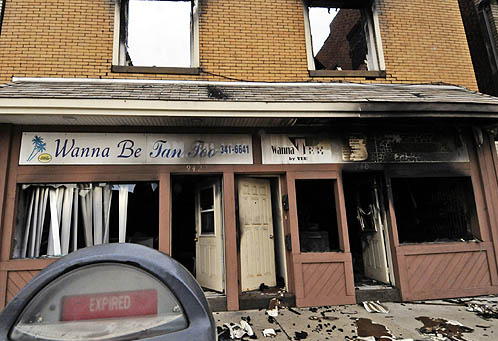 Buildings on Brookline Boulevard
burnt in four alarm blaze - August 2008.
Post-Gazette Photo.