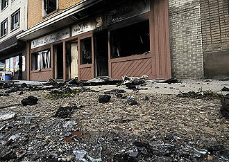 Buildings on Brookline Boulevard
burnt in four alarm blaze - August 2008.
Post-Gazette Photo.